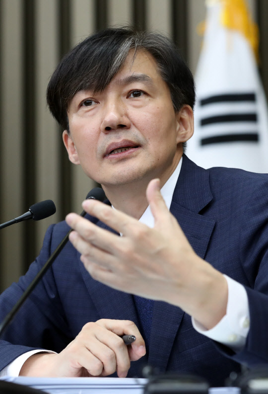 조국 법무부 장관 후보자가 2일 국회에서 열린 기자간담회에서 취재진 질문에 답변하고 있다. 연합뉴스